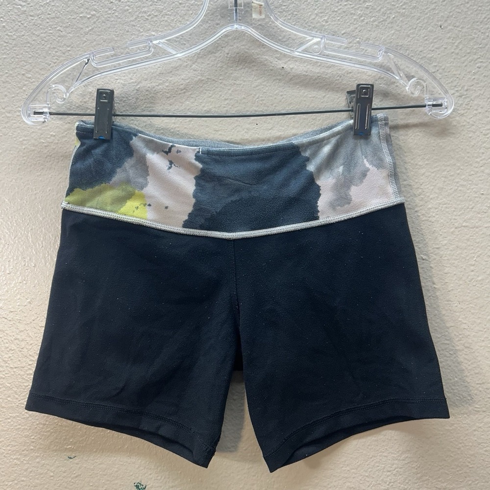 Lululemon Boogie Short Low Rise Black Ink Watercolor Waistband Size 4‎ Y2K Yoga